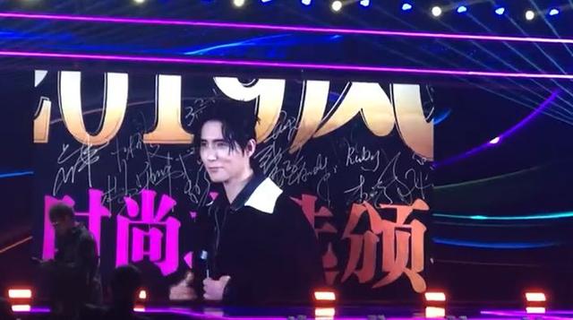 范冰冰短发造型亮相活动盛典!疑连累主办方,直播取消变场内自嗨