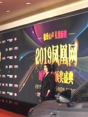 范冰冰短发造型亮相活动盛典!疑连累主办方,直播取消变场内自嗨