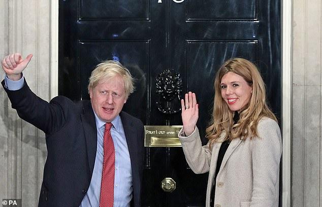 英女子大街上让首相约翰逊看她儿子照片,称“他像你的私生子”