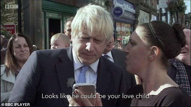 英女子大街上让首相约翰逊看她儿子照片,称“他像你的私生子”