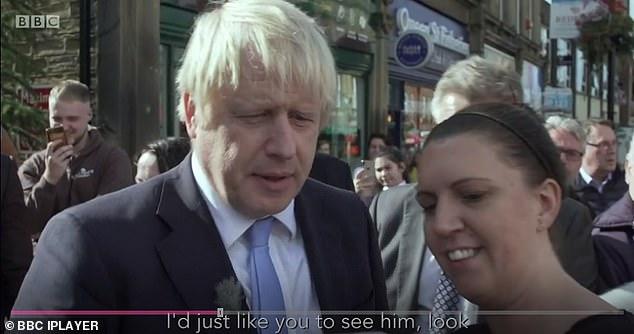 英女子大街上让首相约翰逊看她儿子照片,称“他像你的私生子”