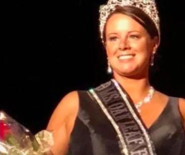 美国选美皇后不让女儿喝水,女孩喝厕所水后患败血症死亡