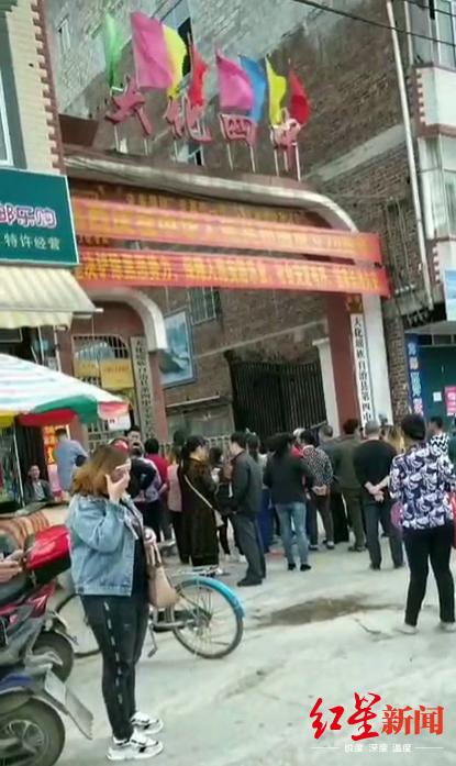 广西一男子持刀进校园报复致2名初中生1死1伤,受伤学生因拿凳子挡了刀躲过一劫