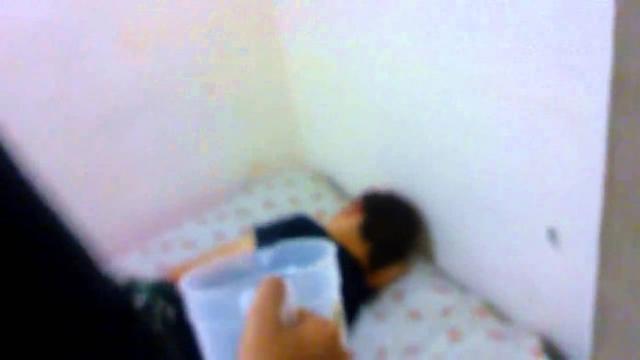美国男子把滚烫开水泼到8岁女孩身上,为了让她起床