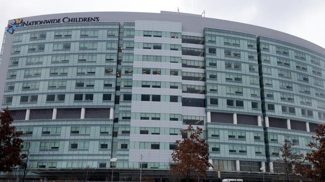 美国男子把滚烫开水泼到8岁女孩身上,为了让她起床