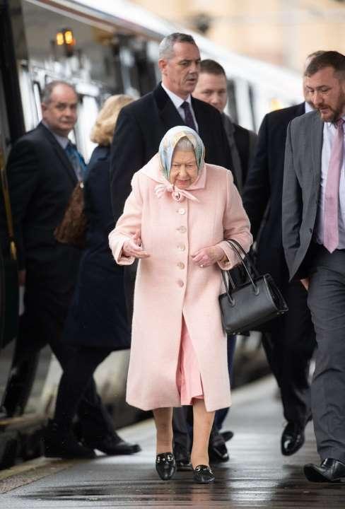 英国女王圣诞假期开启,高龄身穿粉色装扮,低调乘普通火车去度假