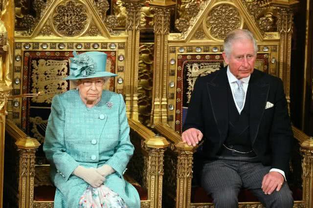 英国女王圣诞假期开启,高龄身穿粉色装扮,低调乘普通火车去度假