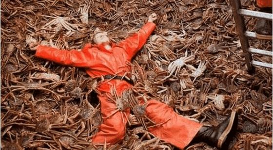 这里的渔民每周赚80万,美国记者上船体验不到半个月就后悔了