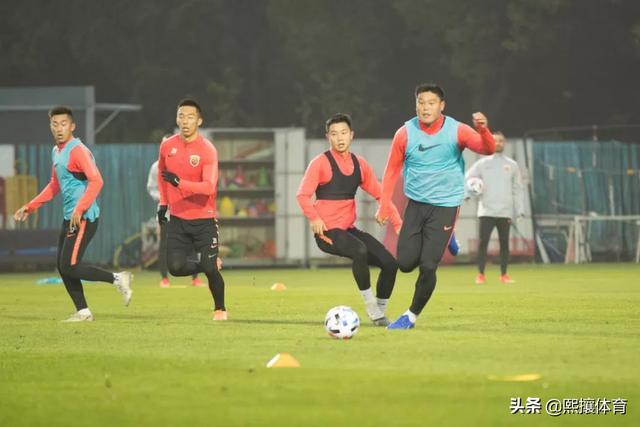 破案了!为何国足仅召2名上港球员?李铁上任就受益,恒大陷被动