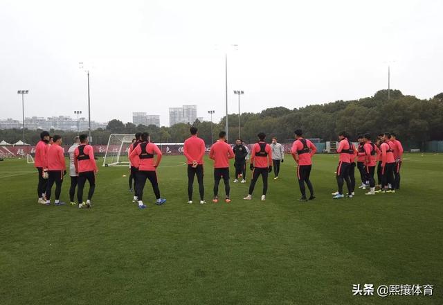 破案了!为何国足仅召2名上港球员?李铁上任就受益,恒大陷被动