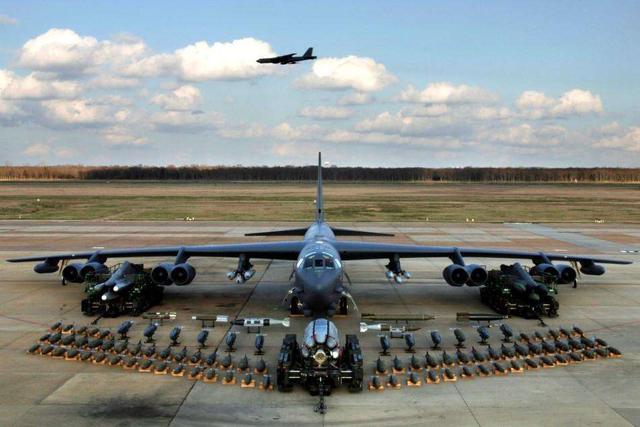 B52轰炸机抵达前夕,伊朗先发制人炸毁机场,阻止美军核打击?