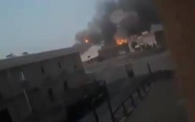 以军出手了!多枚导弹击中伊民兵阵地,弹药库爆炸,大量卡车被毁