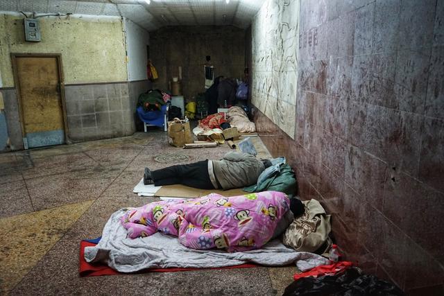 美国流浪汉生活如何?即便住在下水道,依旧不忘过“精致”生活