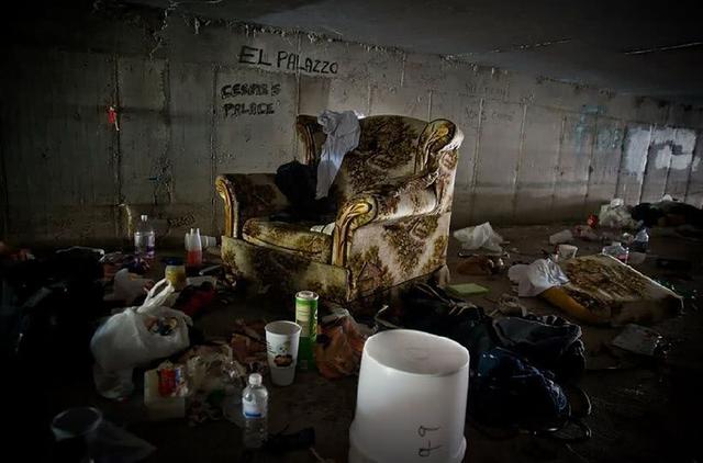 美国流浪汉生活如何?即便住在下水道,依旧不忘过“精致”生活