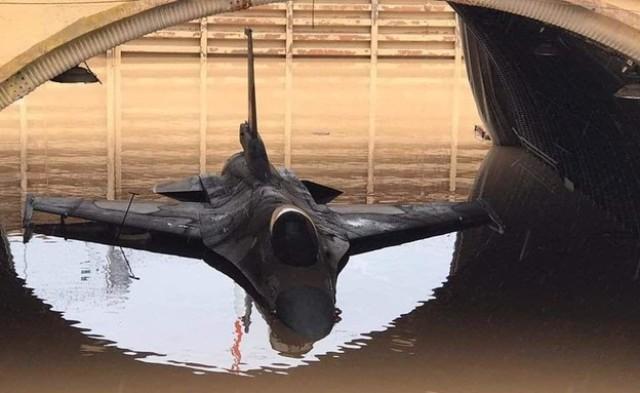 知道下雨还不转移战机?以空军失策了 8架F16在1米深积水中泡澡