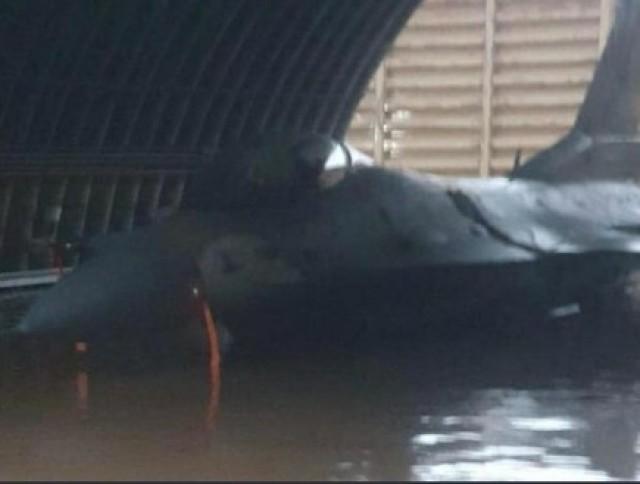 知道下雨还不转移战机?以空军失策了 8架F16在1米深积水中泡澡
