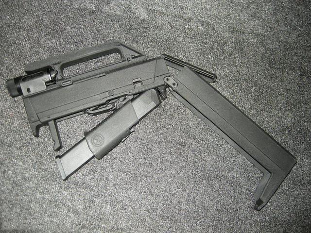 保镖们的专属武器:看着像个手提箱 瞬间即可变成一支冲锋枪