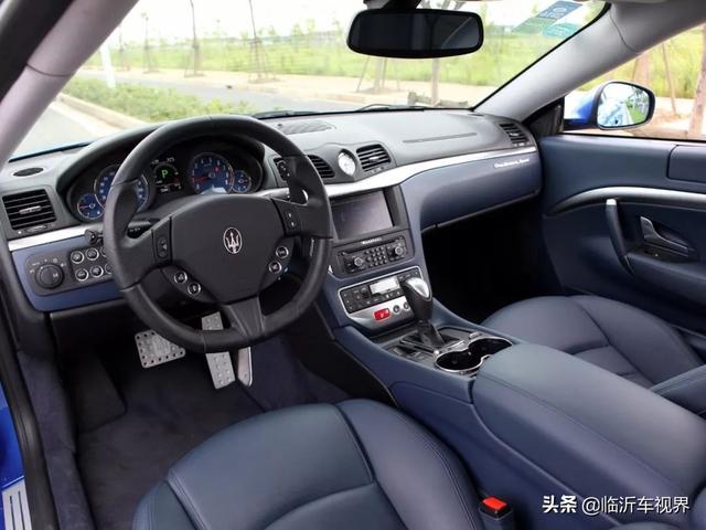 国外两位富二代街头砸烂别人的车,车主不仅不生气反而乐呵呵