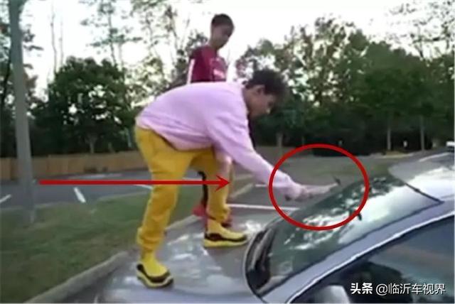 国外两位富二代街头砸烂别人的车,车主不仅不生气反而乐呵呵