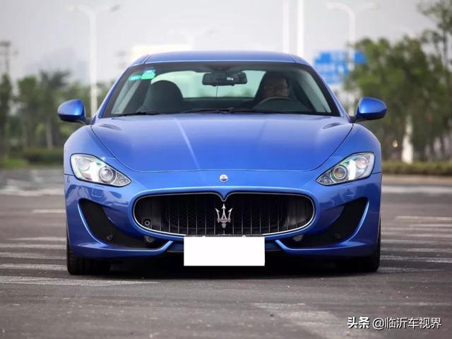 国外两位富二代街头砸烂别人的车,车主不仅不生气反而乐呵呵