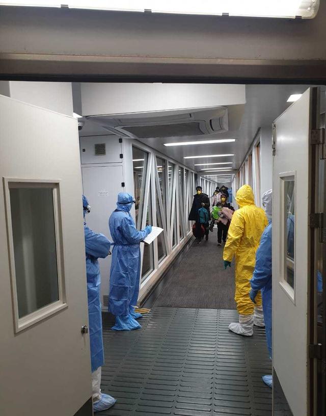 无视世卫组织反对,印度强行包机撤侨后,禁止出口所有口罩防护服