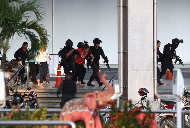 不满指挥官吃黑钱,泰国疯狂士兵上街屠杀,弹无虚发打退特种兵