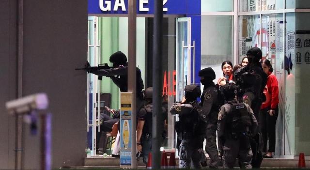 不满指挥官吃黑钱,泰国疯狂士兵上街屠杀,弹无虚发打退特种兵