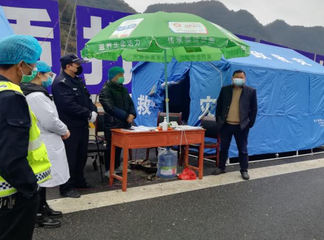 中国人全力对抗疫情之际,世界却发生大变化,终于看清敌人是谁