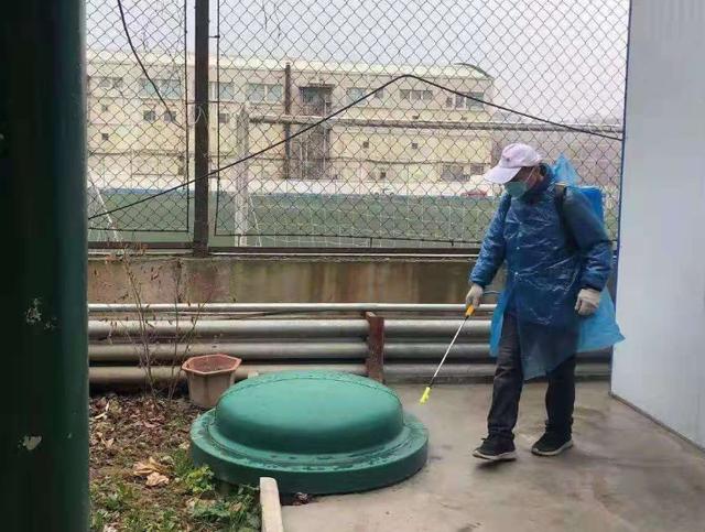 中国人全力对抗疫情之际,世界却发生大变化,终于看清敌人是谁