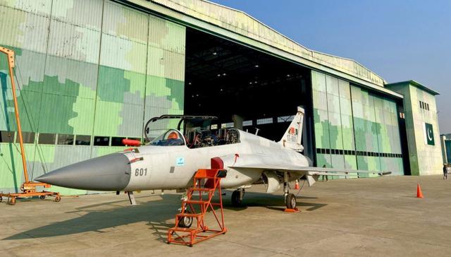 买不起歼20和歼10,双座枭龙也行!巴基斯坦空军又添中国战机