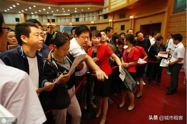 房产成交"腰斩"?楼市迎来两大信号,聪明人却在"悄悄"买房