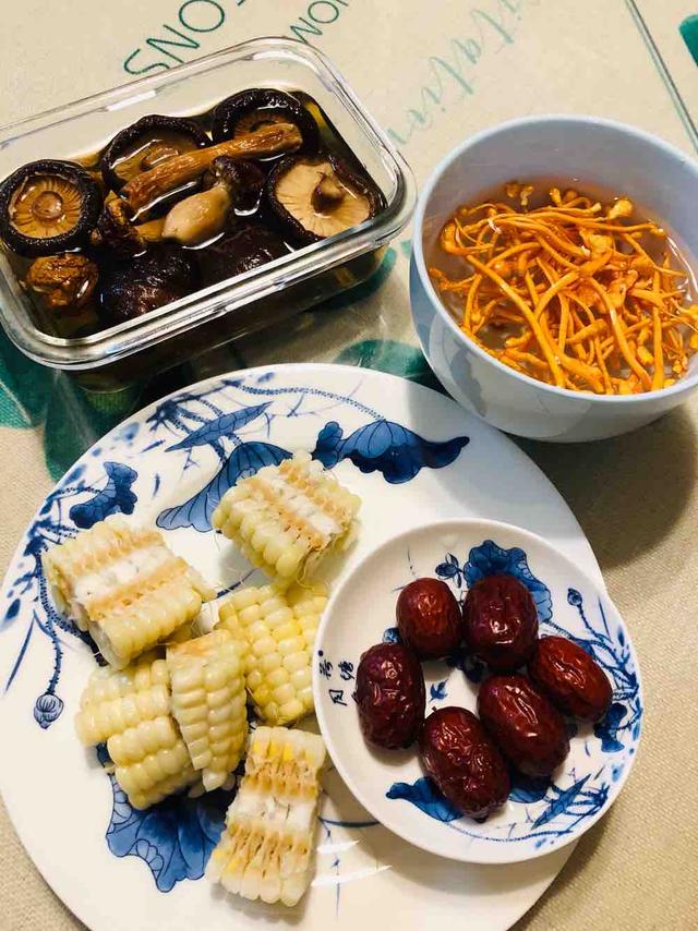女人想要不显老,冬天多喝这汤,暖胃又养生,皮肤光滑显年轻