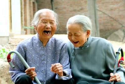 寿命长的女性,脚上一般有3大特征,仅占上1个,也值得恭喜