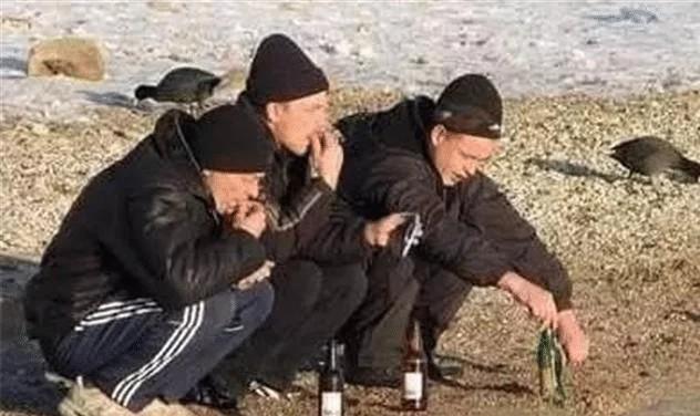 俄罗斯人:活捉一只狼,狼:不好,是俄罗斯人,快点装二哈