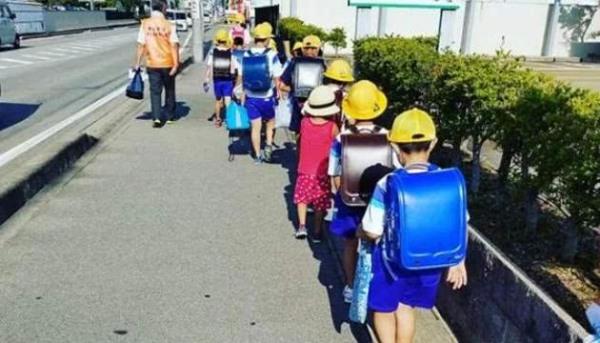 为啥日本孩子上学不用接送?看完日本处理人贩子的方式,这谁敢?
