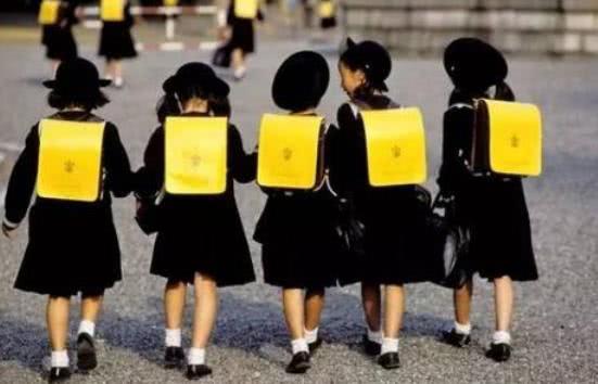 为啥日本孩子上学不用接送？看完日本处理人贩子的方式，这谁敢？
