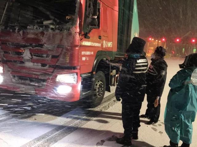 烟台开发区:抗击疫情,他们浴“雪”奋战
