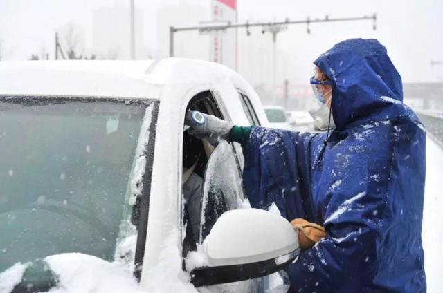 烟台开发区:抗击疫情,他们浴“雪”奋战