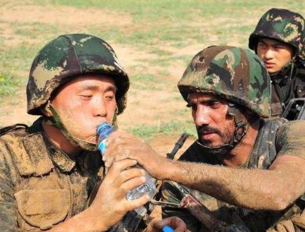 最有"人情味"的边境线,两国士兵从不设防,还时不时蹭饭吃