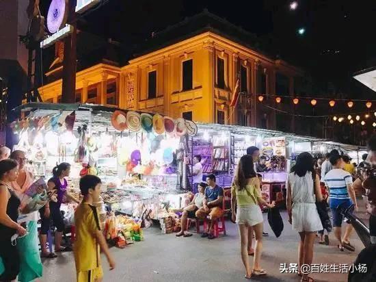 中国小伙到中越边境,看看夜市上拉客的越南人,口才好技术高