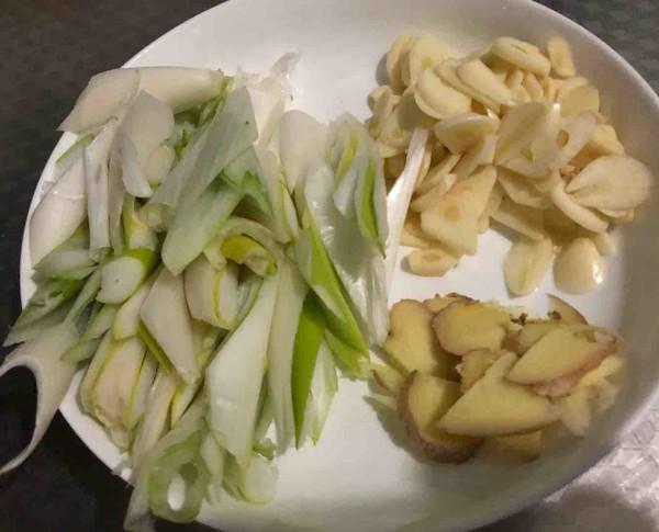 做葱爆羊肉,先炒羊肉还是大葱?全错,大厨:这样做羊肉不膻不老