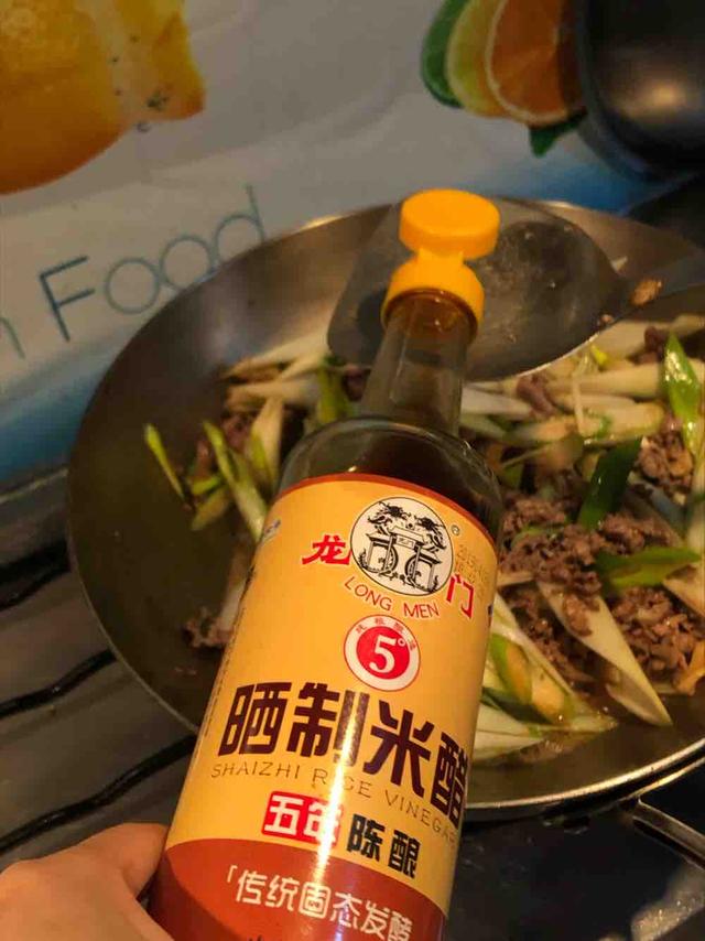 做葱爆羊肉,先炒羊肉还是大葱?全错,大厨:这样做羊肉不膻不老