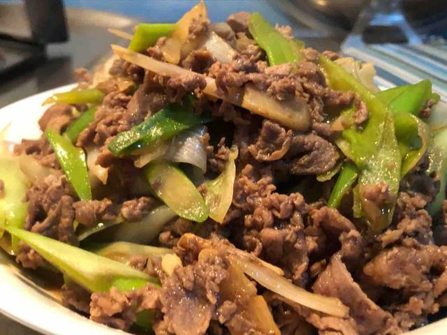 做葱爆羊肉,先炒羊肉还是大葱?全错,大厨:这样做羊肉不膻不老