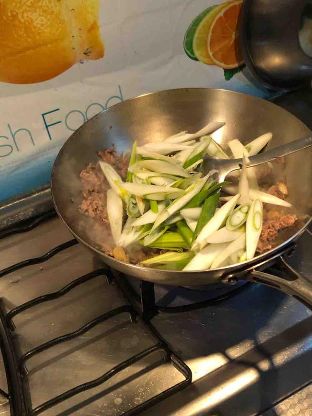 做葱爆羊肉,先炒羊肉还是大葱?全错,大厨:这样做羊肉不膻不老