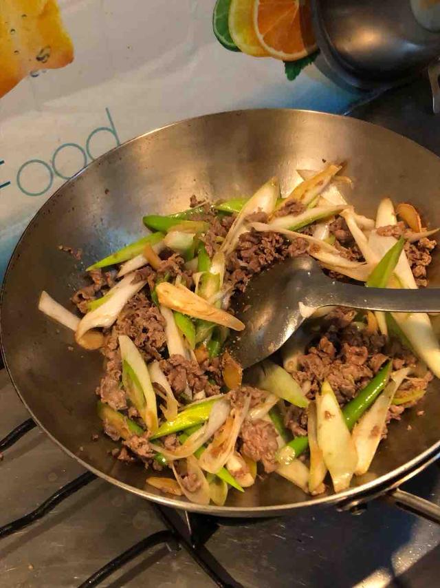 做葱爆羊肉,先炒羊肉还是大葱?全错,大厨:这样做羊肉不膻不老