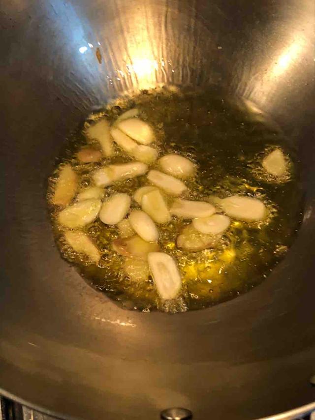 做葱爆羊肉,先炒羊肉还是大葱?全错,大厨:这样做羊肉不膻不老
