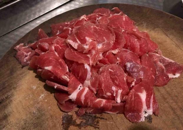 做葱爆羊肉,先炒羊肉还是大葱?全错,大厨:这样做羊肉不膻不老