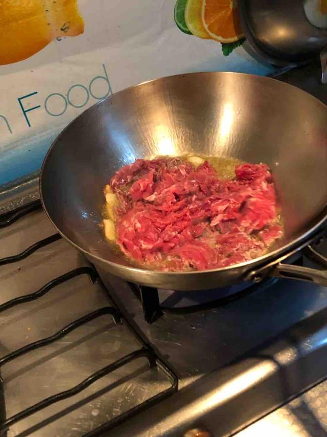 做葱爆羊肉,先炒羊肉还是大葱?全错,大厨:这样做羊肉不膻不老