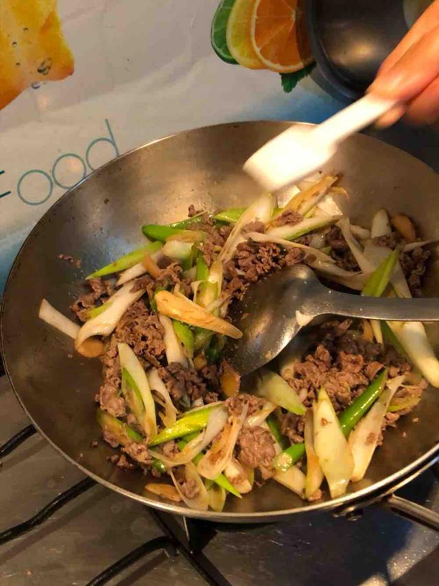做葱爆羊肉,先炒羊肉还是大葱?全错,大厨:这样做羊肉不膻不老