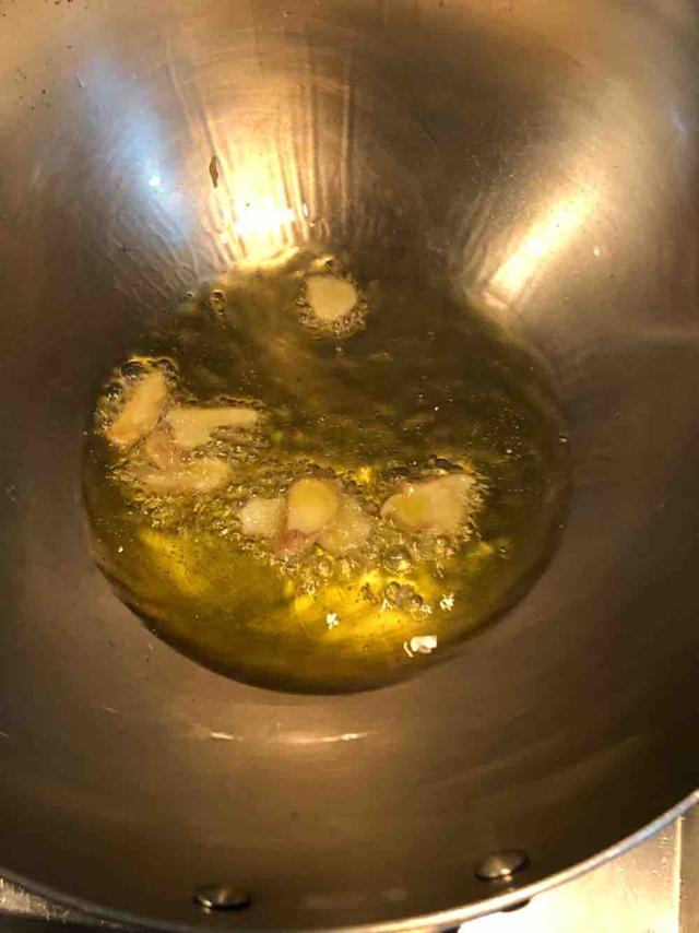 做葱爆羊肉,先炒羊肉还是大葱?全错,大厨:这样做羊肉不膻不老